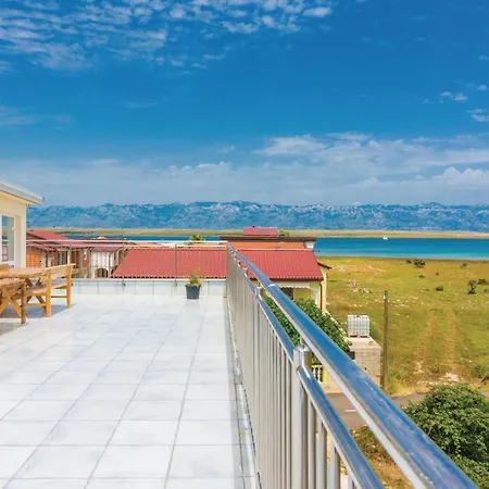 1 Bedroom Beautiful In Apartamento Vir